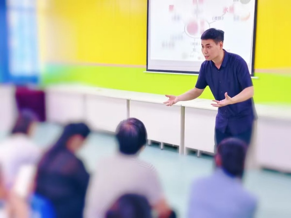 爱诺.优艺特殊教育学校李伟江校长开展家长培训